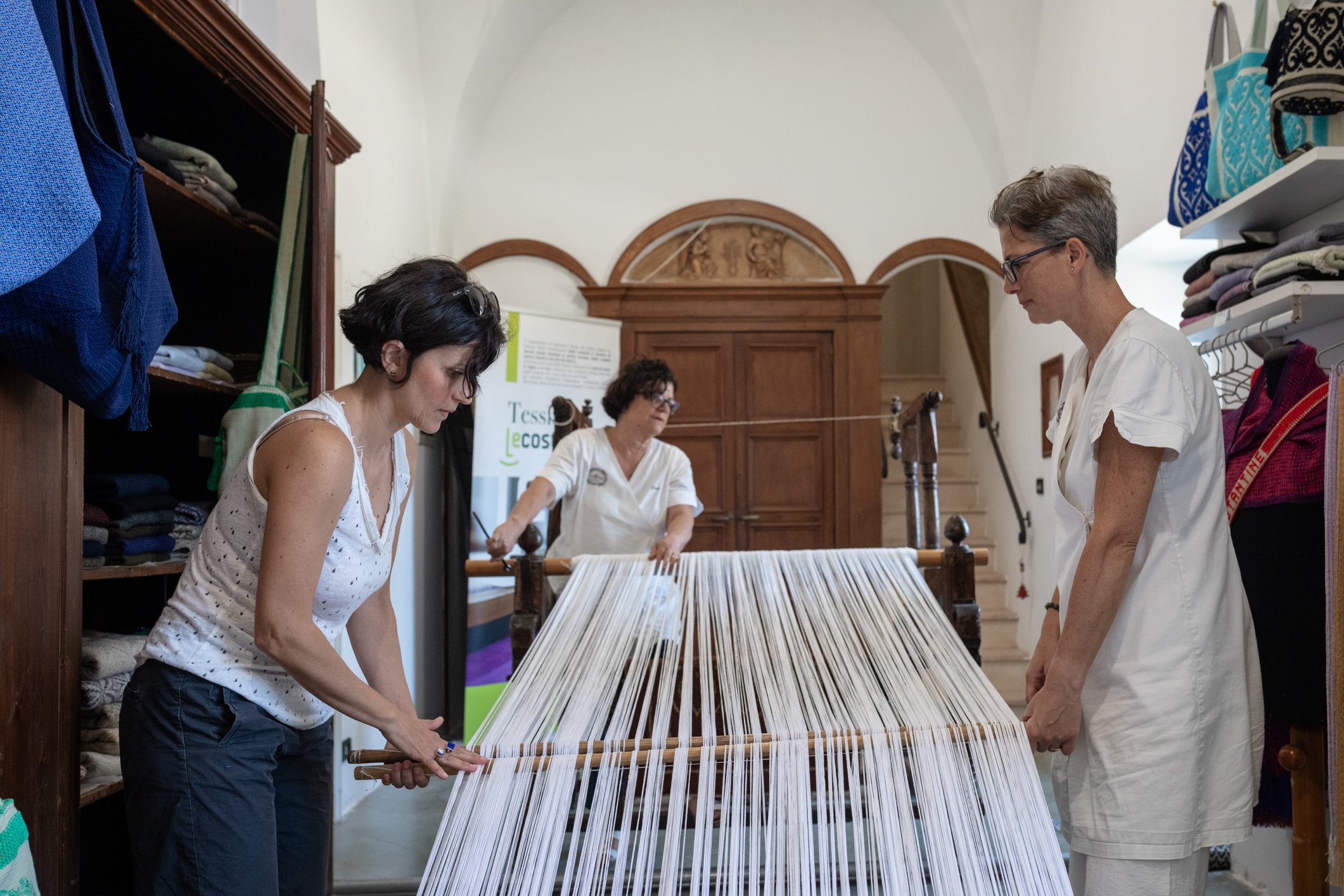 tre tessitrici al lavoro